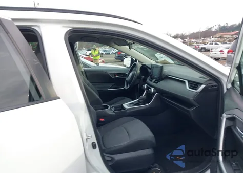 2021 Toyota Rav4 Xle z USA, uszkodzony, nr VIN 2T3P1RFV6MW141370